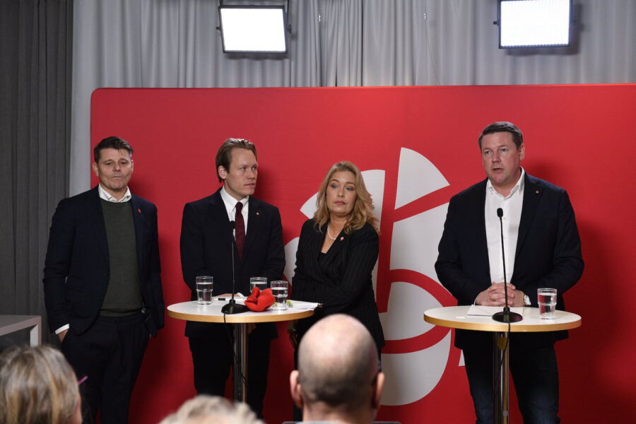 Partisekreterare Tobias Baudin presenterade ytterligare delar av Socialdemokraternas samhällsanalys, tillsammans med Annika Strandhäll, Björn Wiechel och Niklas Karlsson.
