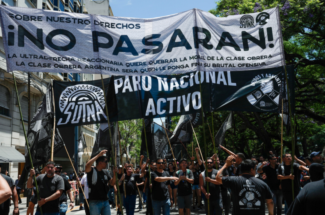 Tusentals människor protesterar mot föreslagna åtstramningar i Buenos Aires på onsdagen.