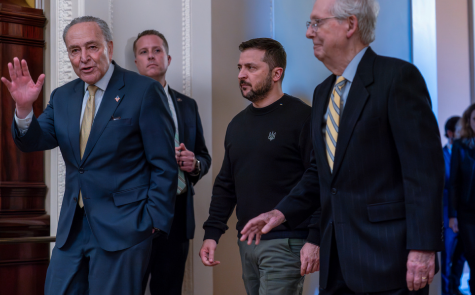 Ukrainas president Volodymyr Zelenskyj på besök i USA-kongressen den 12 december, här omgiven av Demokraternas ledare i senaten Chuck Schumer och hans republikanske motsvarighet Mitch McConnell.