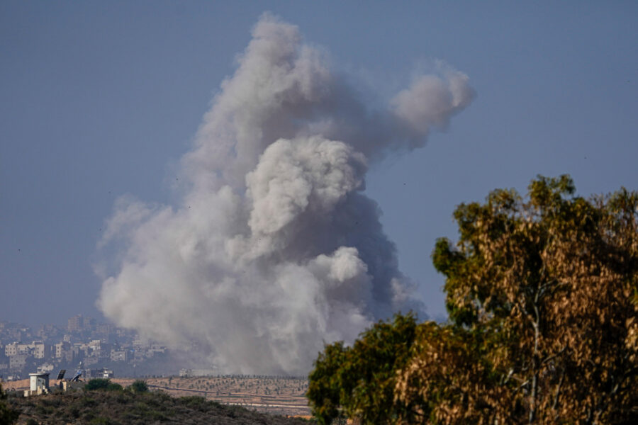 Rök stiger över Gaza efter en israelisk flygräd under fredagen.