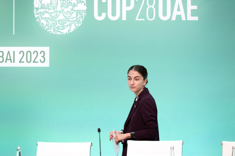 Klimat- och miljöminister Romina Pourmokhtari på klimatmötet i Dubai.