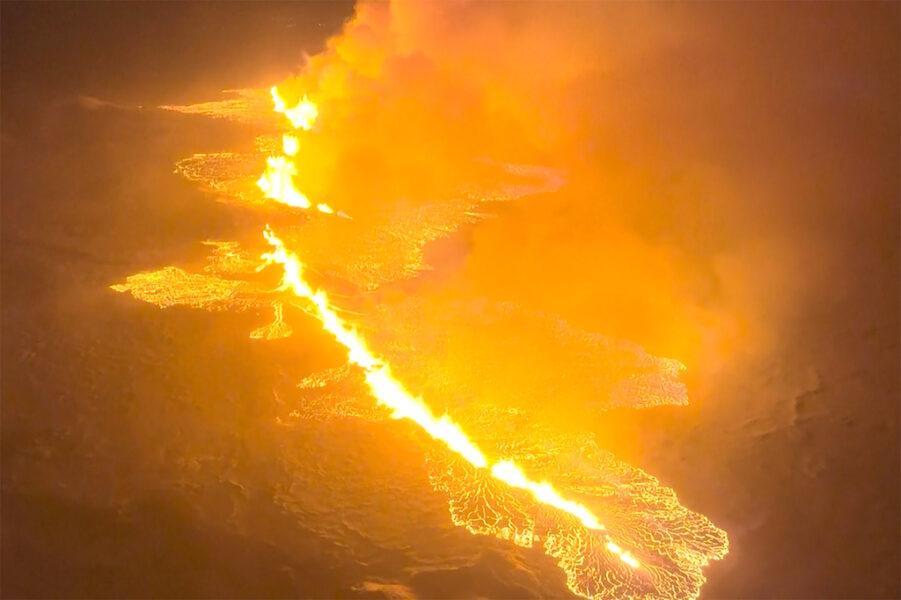 Flygbilder från den isländska kustbevakningen visar hur lava sprutar ut ur den fyra kilometer långa vulkansprickan.