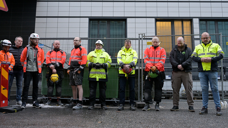 Byggnadsarbetare på en arbetsplats i Solna håller en tyst minut för de omkomna i hissolyckan på en byggarbetsplats i Sundbyberg.