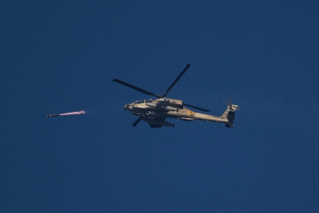 En israelisk attackhelikopter avfyrar en robot mot Gazaremsan under måndagen.