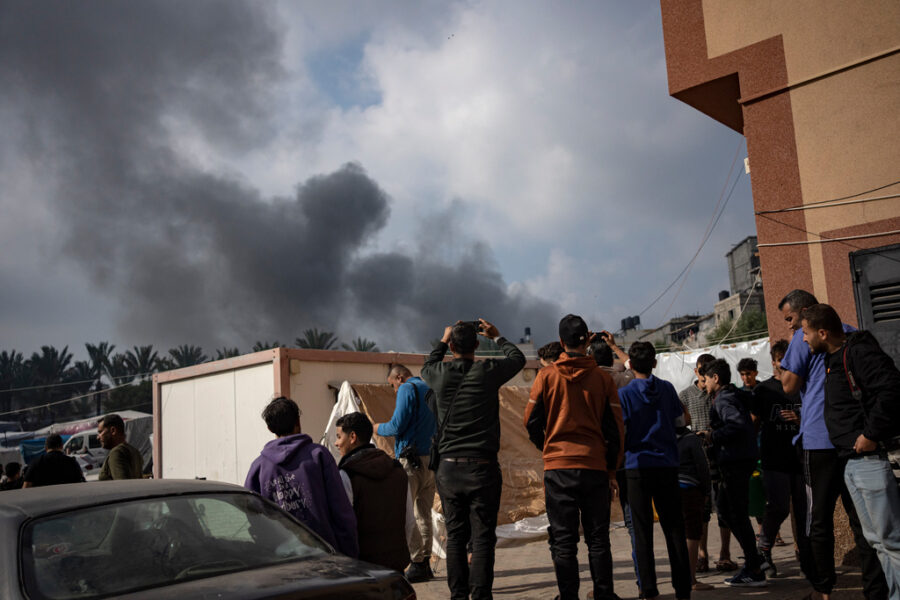 Rök efter en israelisk flygräd mot Khan Yunis i södra Gaza.