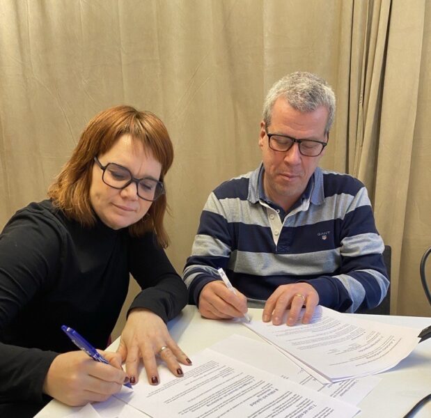 Johanna Lindell, förbundsdirektör på DIK och Hans Kyrö, ordförande för SACO-föreningen på DIK:s kansli skriver under ett nytt lokalt kollektivavtal.