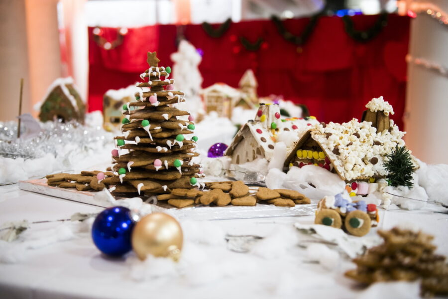 På många håll i Sverige arrangeras olika former av gemensamma julfiranden.