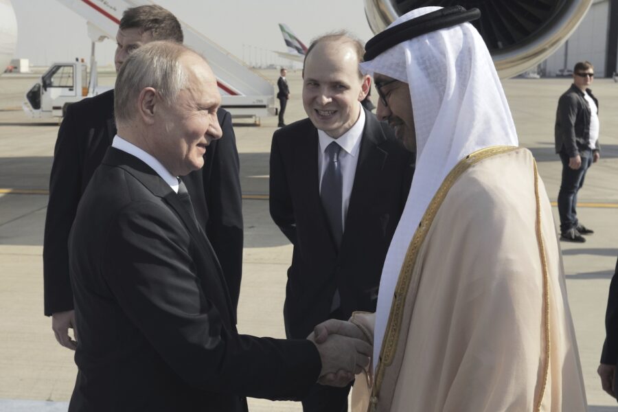 Putin och Abdullah bin Zayid al-Nahyan på flygplatsen.