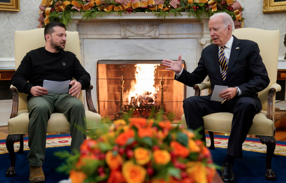 USA:s president Joe Biden, här under ett möte i Vita huset med Ukrainas president Volodymyr Zelenskyj tidigare i veckan, kan efter en kompromiss i kongressen underteckna en pengaram för försvaret nästa år på 886 miljarder dollar.
