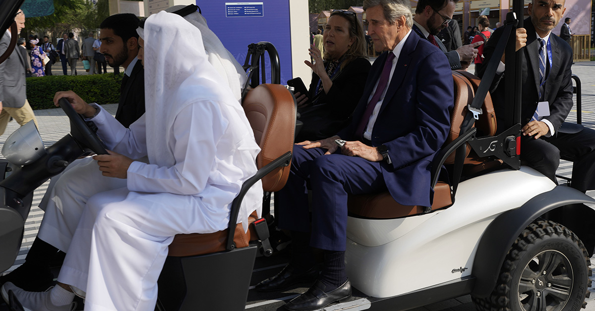 John Kerry från USA transporteras till nästa begivenhet på COP28 i Dubai den 6 december.