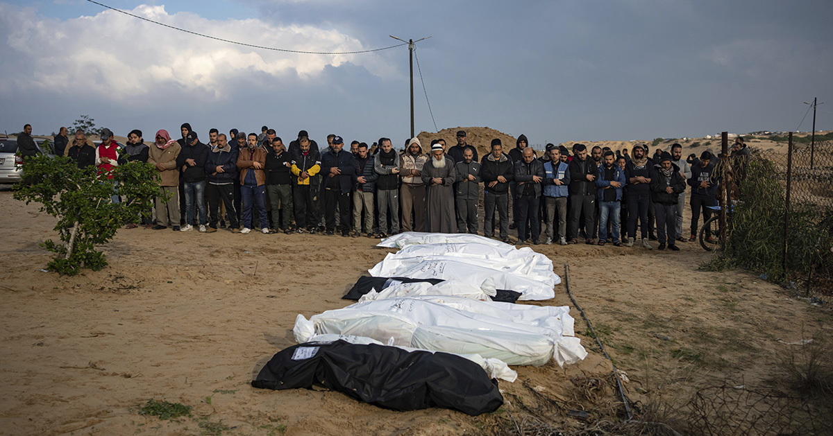 På begravningsplatsen i Rafah samlas palestinier och ber för de dödade i Israels senaste bombattack den 14 december.
