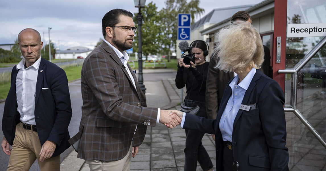 Jimmie Åkesson skakar hand med Maria Lindgren på Migrationsverket utanför förvaret i Åstorp.