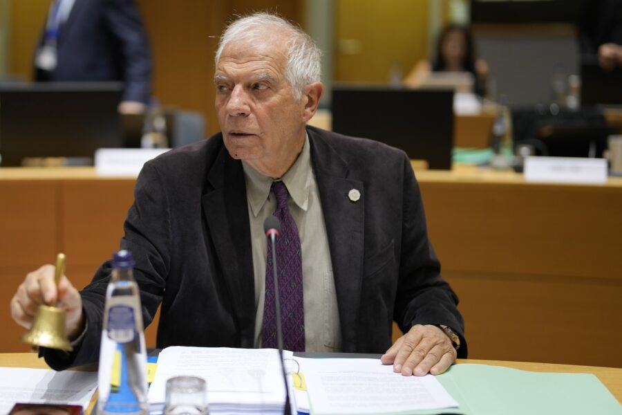 EU:s utrikeschef, Josep Borrell, kräver att Johan Floderus släpps från Iran omedelbart.