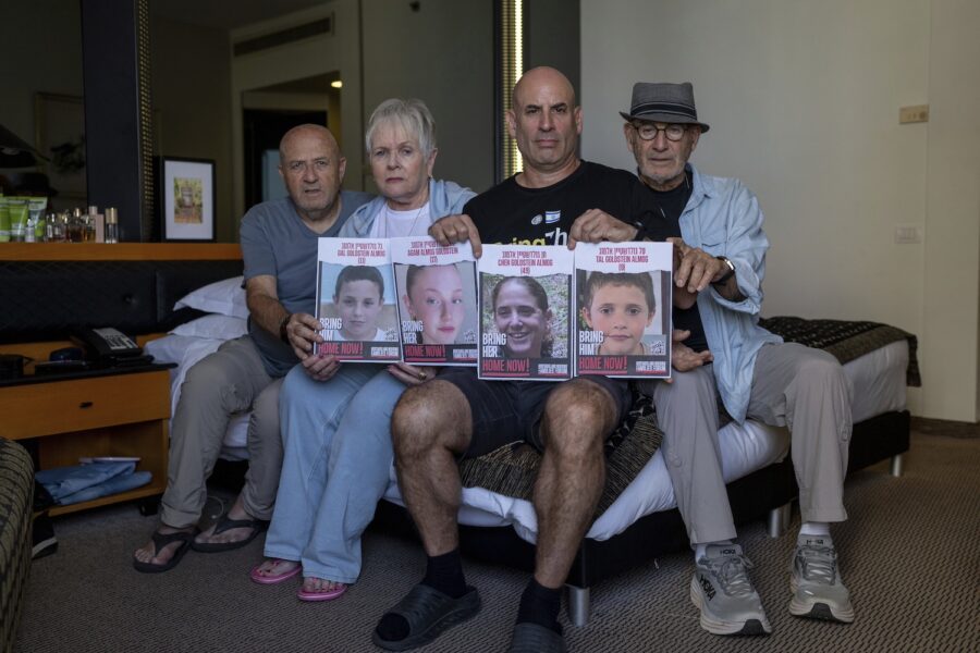 Chen Almog-Goldsteins familj visar bilder på de fängslade familjemedlemmarna vid tiden för fångenskapen i Gaza.