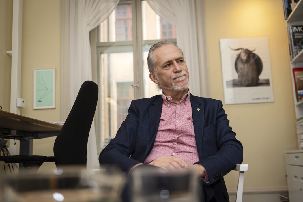 "Miljöpartiet har inte förtroende för en klimatminister som chockhöjer utsläppen", säger språkröret Daniel Helldén.