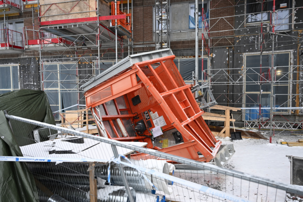 En bygghiss rasade från 20 meters höjd i Sundbyberg i måndags.