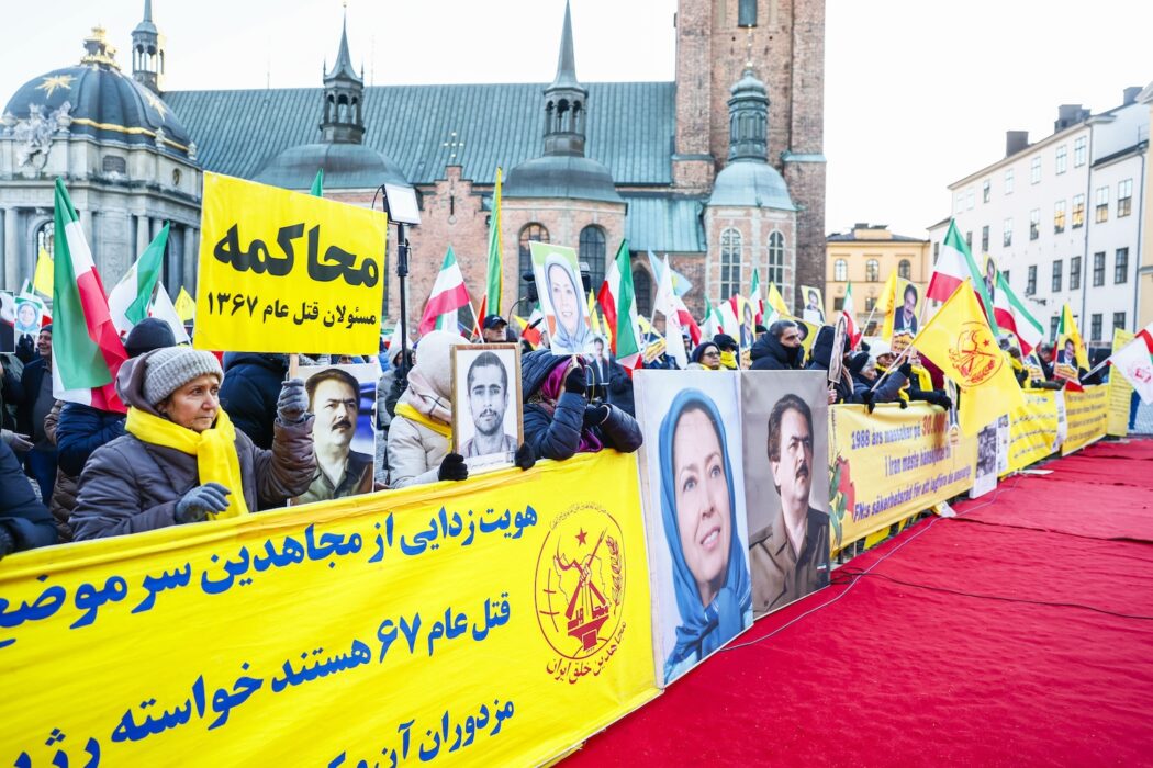 Demonstranter har samlats utanför Svea hovrätt inför domen på tisdagen.