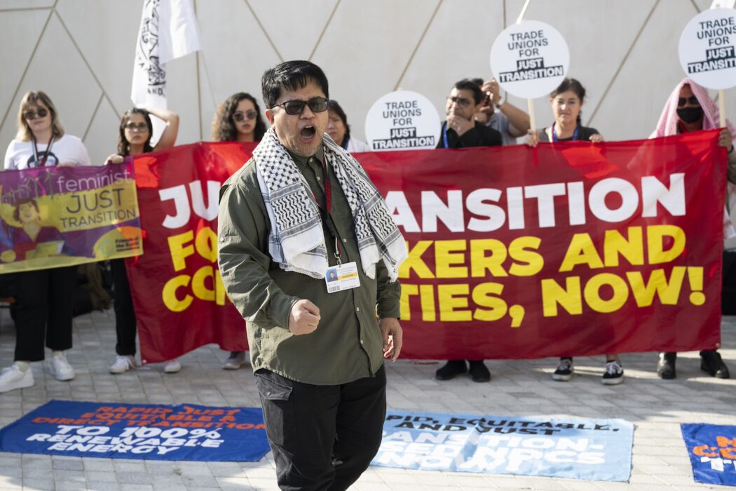 Representanter för fackföreningar demonstrerar för klimaträttvisa under COP28.