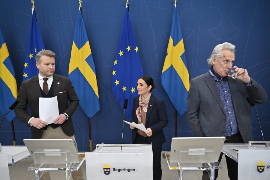 Från vänster Alexander Christiansson (SD), kulturminister Parisa Liljestrand (M) tillsammans med professorn och historikern Lars Trägårdh som har utsetts av regeringen till ordförande i den kommitté som ska ta fram en svensk kulturkanon vars direktiv presenterades vid en pressträff.