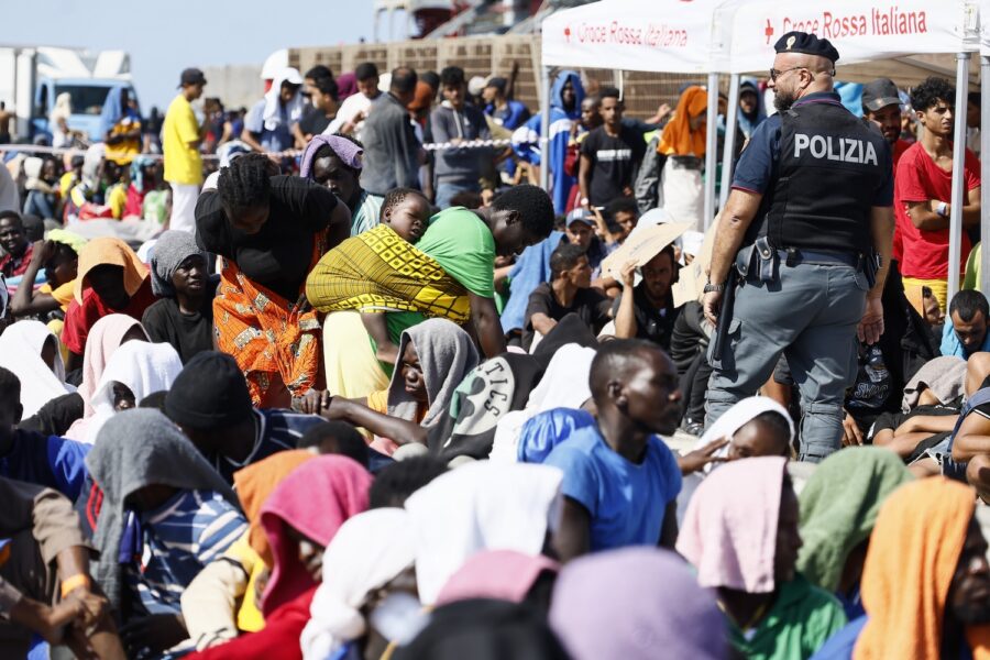 Migranter på ön Lampedusa väntar på att bli förflyttade till det italienska fastlandet.