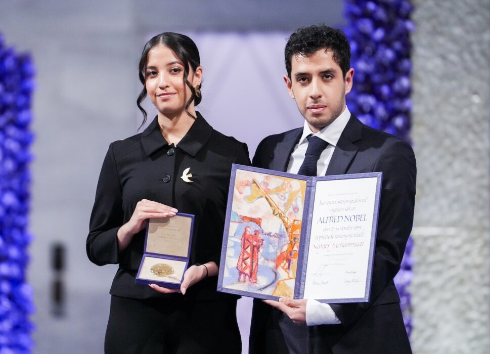 Fredspristagaren Narges Mohammadis två barn tog emot medaljen och diplomet i Oslo under söndagen.