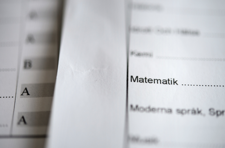 Svenska niondeklassares betyg i matematik ökade samtidigt som deras resultat i Pisamätningen sjönk mellan 2018 och 2022.