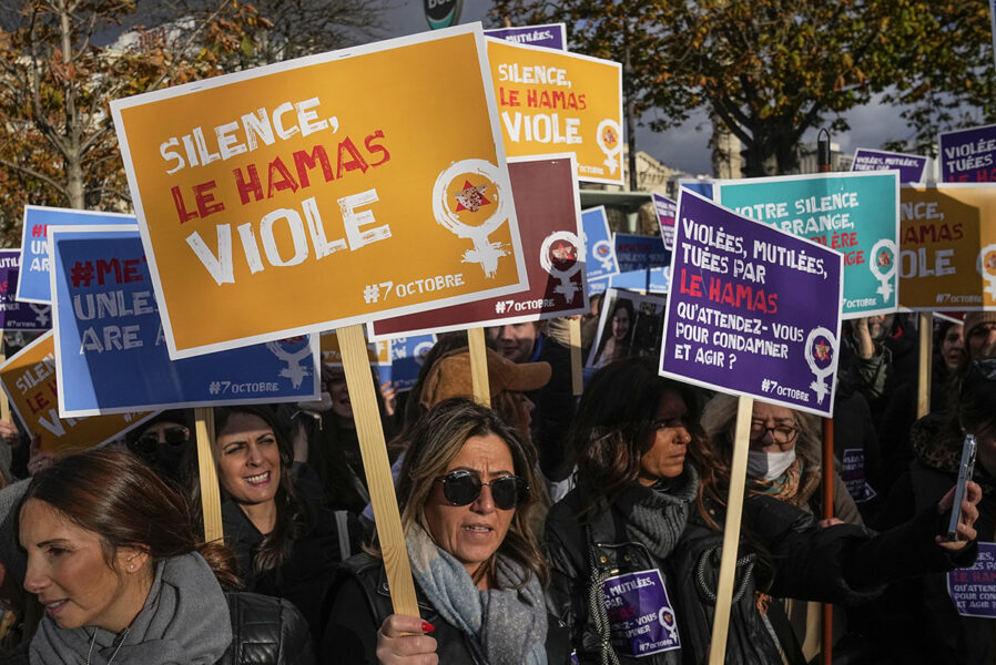 "Tystnad, Hamas våldtar", står det på plakaten som demonstranter från det judiska samfundet i Frankrike håller upp när den Internationella dagen för avskaffande av våld mot kvinnor uppmärksammades den 25 november.