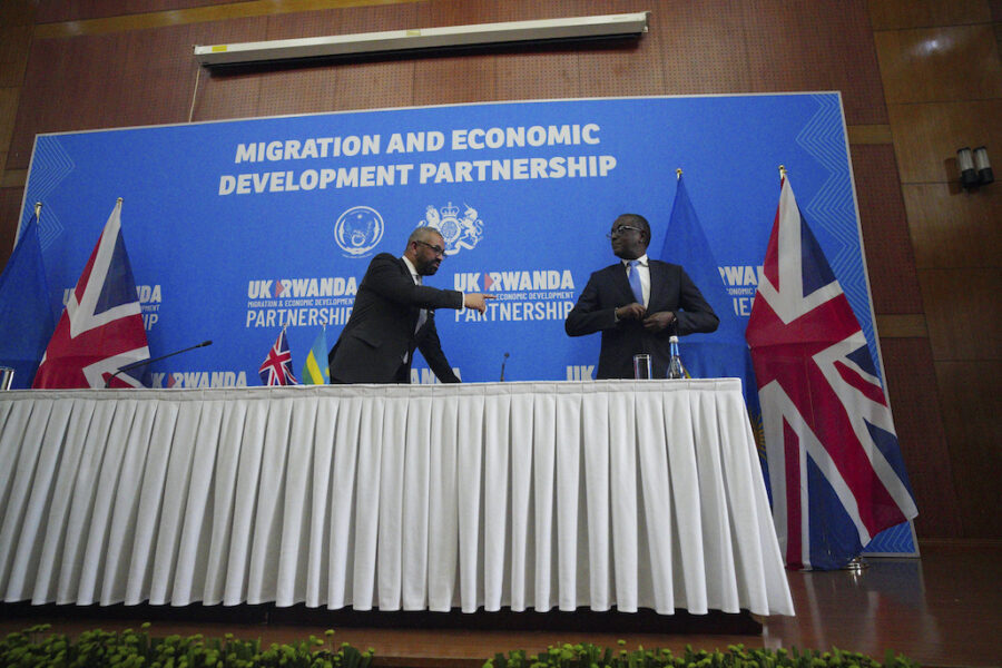 Avtalet undertecknades av den brittiske inrikesministern James Cleverly och Rwandas utrikesminister Vincent Biruta i Rwandas huvudstad Kigali.