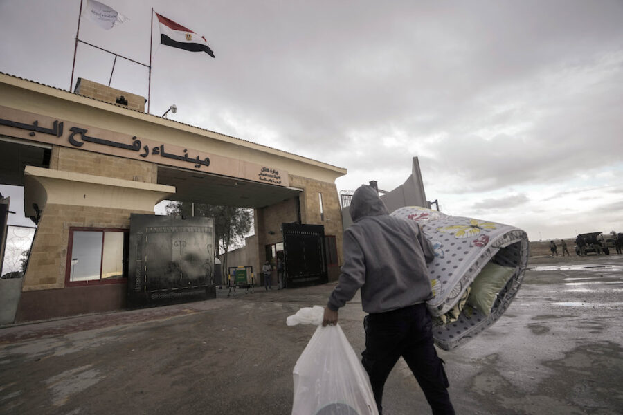 Gränsövergången vid Rafah har varit stängd under vapenvilan, men är nu öppen igen.