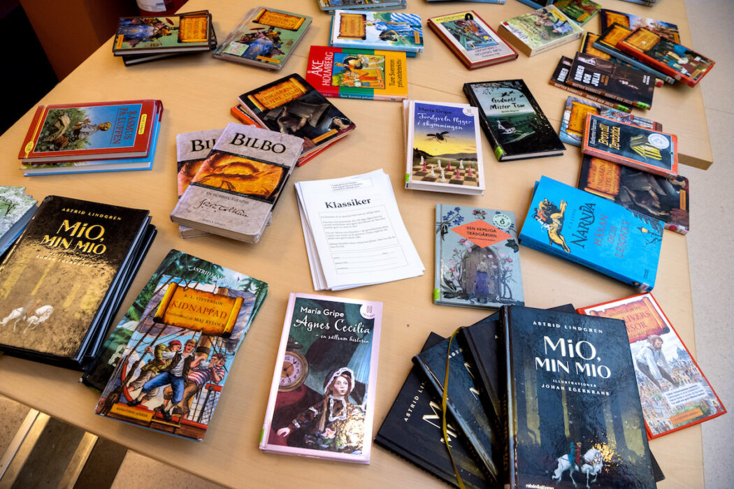 För att bättre rusta eleverna med läs- och skrivkunskaper ska Skolverket ta fram listor på litteratur.