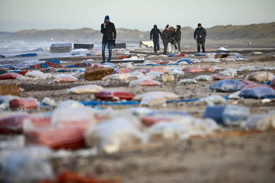 Efter att stormen Pia fått containrar att lossa från ett fraktskepp har saker spolats upp på stränderna i Danmark.