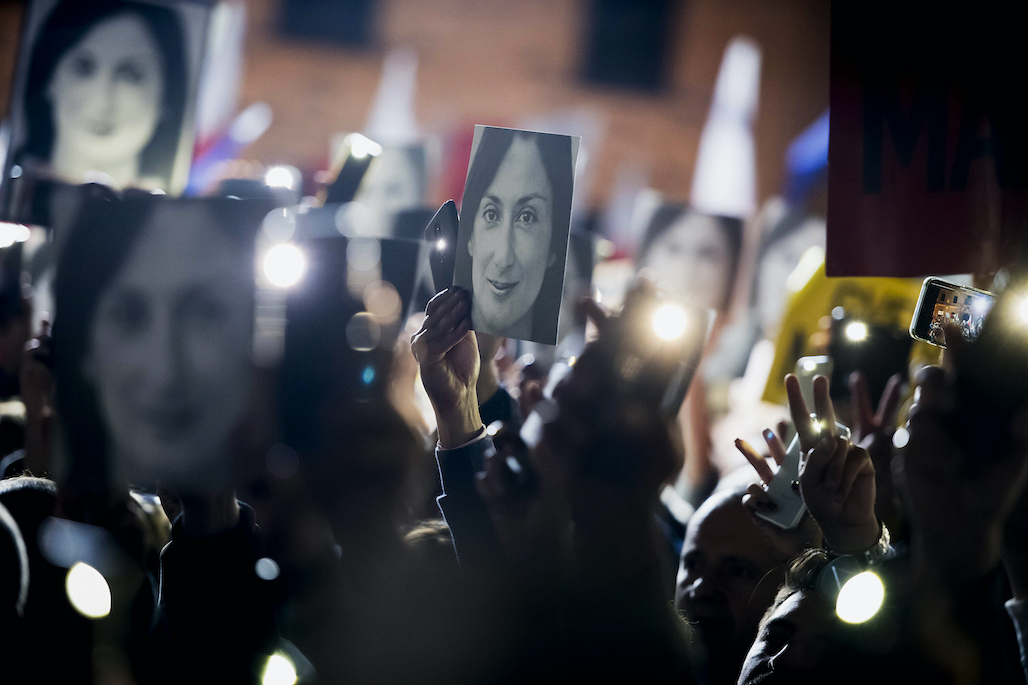 Grävande journalisten Daphne Caruana Galizia mördades med en bilbomb, 2017, i Malta.