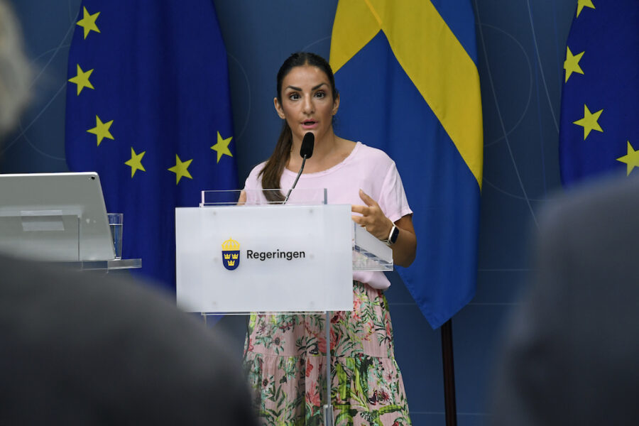 Kulturminister Parisa Liljestrand (M) i samband med presentationen av lagförslaget om ett nytt mediestöd den 14 juni 2023.