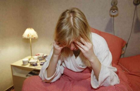 Förkyld, sjuk kvinna. Foto: Erik G Svensson Kod: