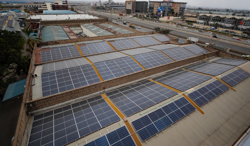 Solceller på en industrilokal i Kenya.