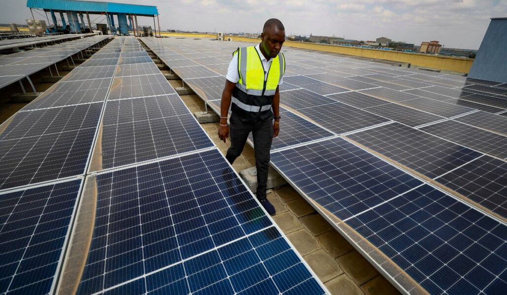 Inspektion av ett solcellstak i Kenya.
