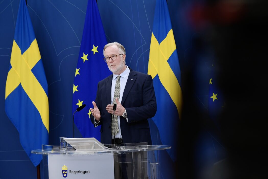 Arbetsmarknads- och integrationsminister Johan Pehrson (L) håller pressträff för att presentera en utredning om förbättrad samhällsorientering för nyanlända.