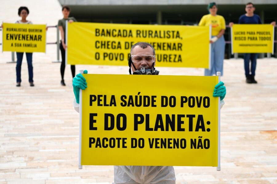Protest mot ett kontroversiellt lagförslag i Brasilien som innebär mindre strikt kontroll över bekämpningsmedel.