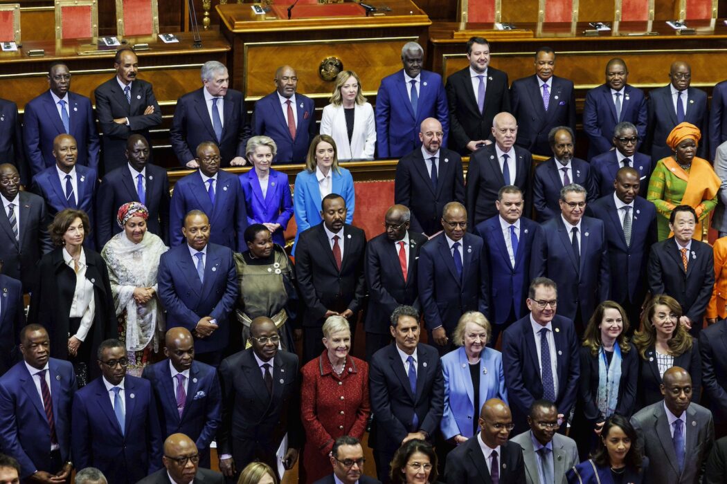 Giorgia Meloni (i mitten högst upp) tillsammans med Afrikanska ledare och representanter för EU, FN och världsbanken under måndagen.