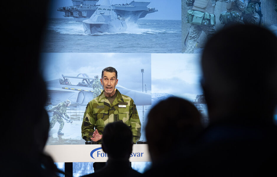Överbefälhavare Micael Bydén under sitt föredrag vid måndagens program på Rikskonferensen Folk och försvar 2024.