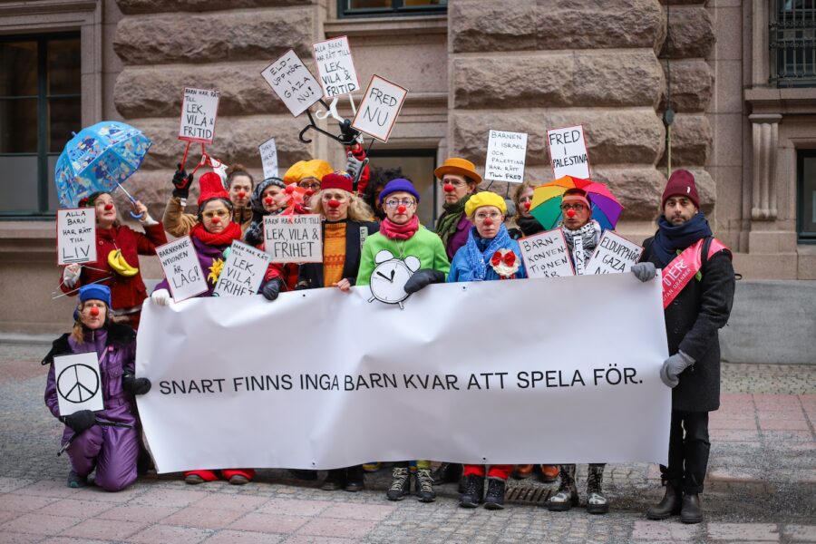 Clowner utan gränser höll en fredsmanifestation utanför riksdagen under tisdagen.