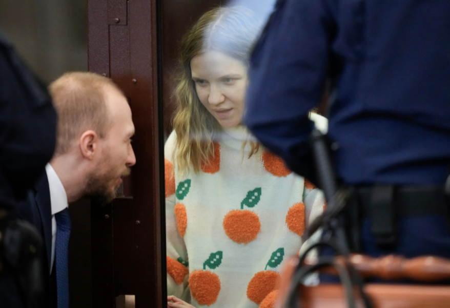 Darija Trepova döms till 27 års fängelse som anklagad för att medvetet ha lämnat över en bomb som dödade en känd krigskommentator i S:t Petersburg.