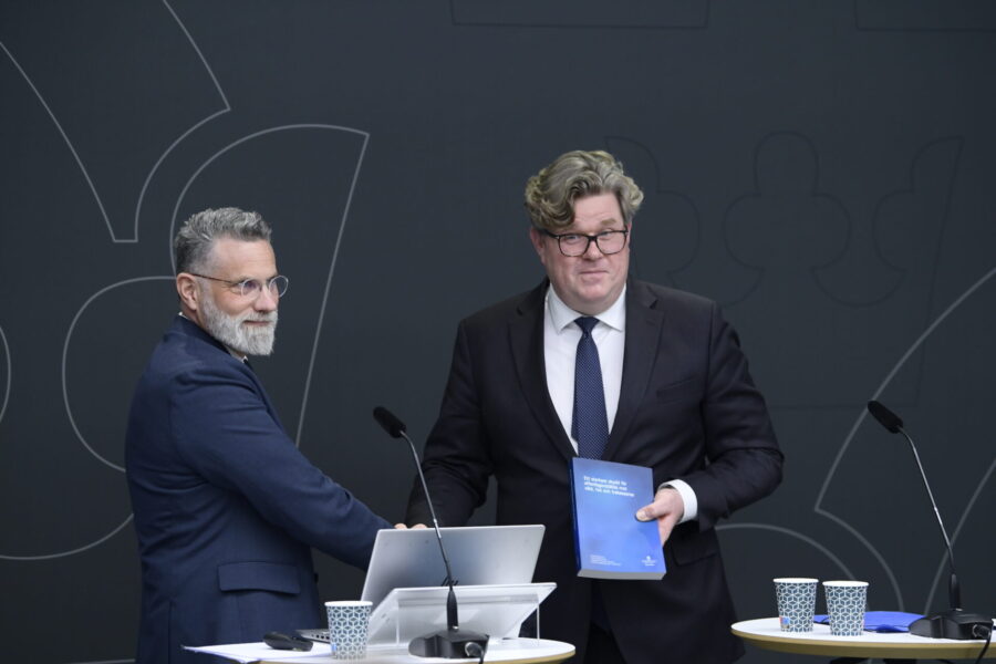 Justitieminister Gunnar Strömmer tar emot ett betänkande från utredningen om åtgärder för att minska offentliganställdas utsatthet, från den särskilda utredaren John Ahlberk.