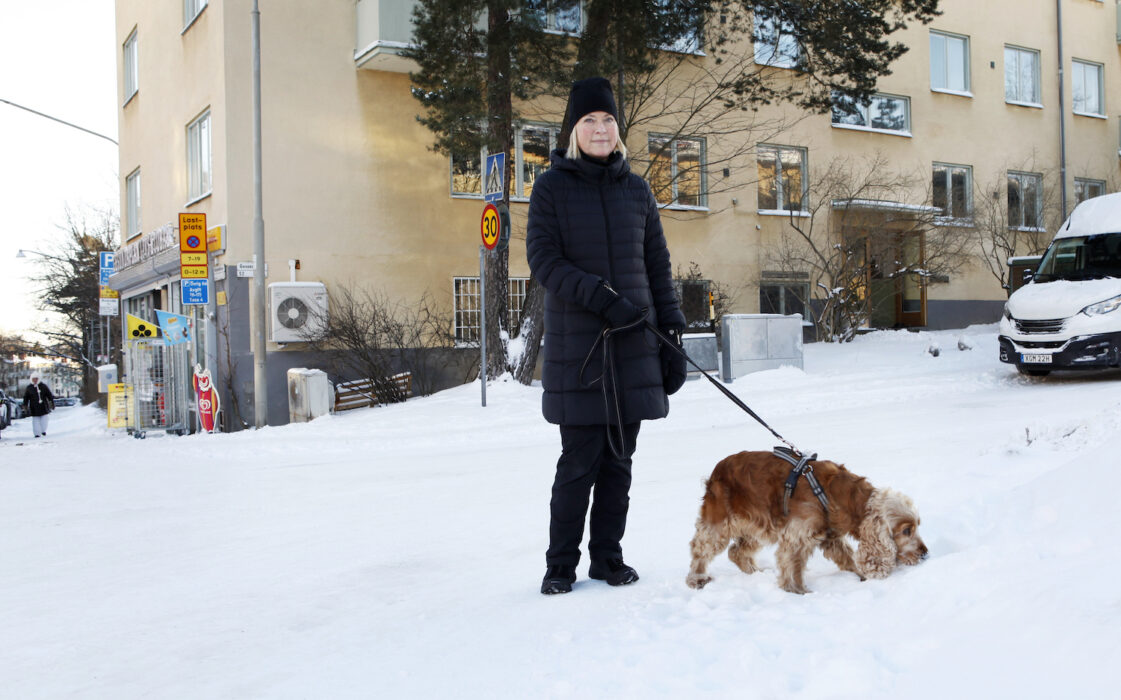 Eva Willstrand rastar hunden Rojo där korv med glasbitar ska ha hittats.
