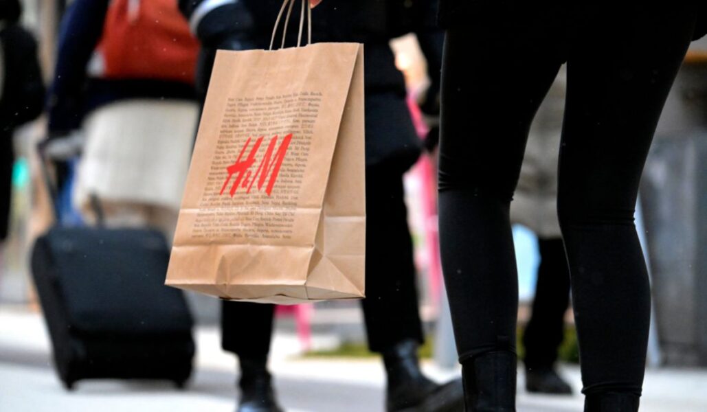 I samband med att klädjätten H&M släpper sin årsrapport, väntas klimatprotester.