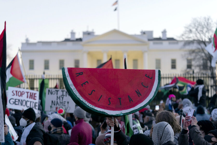Under den globala aktionsdagen samlades demonstranter till stöd för Gaza bland annat vid Vita huset i Washington DC den 13 januari 2024.
