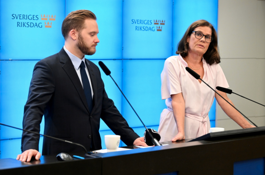 Elsa Widding här tillsammans med den dåvarande partikamraten Henrik Vinge, gruppledare för Sverigedemokraterna vid en pressträff i riksdagens presscenter den 15 juni 2022.