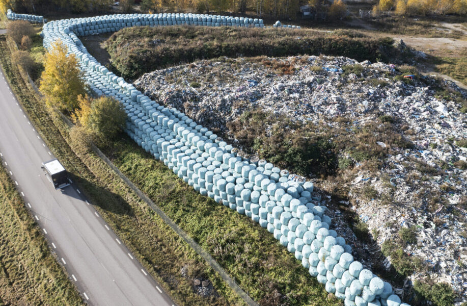 Uppskattningsvis 39 000 ton osorterade sopor lämnades på en tipp i Skultuna, Västmanland – en av flera platser i Mellansverige som företaget Think Pink förvandlade till ett sopberg.