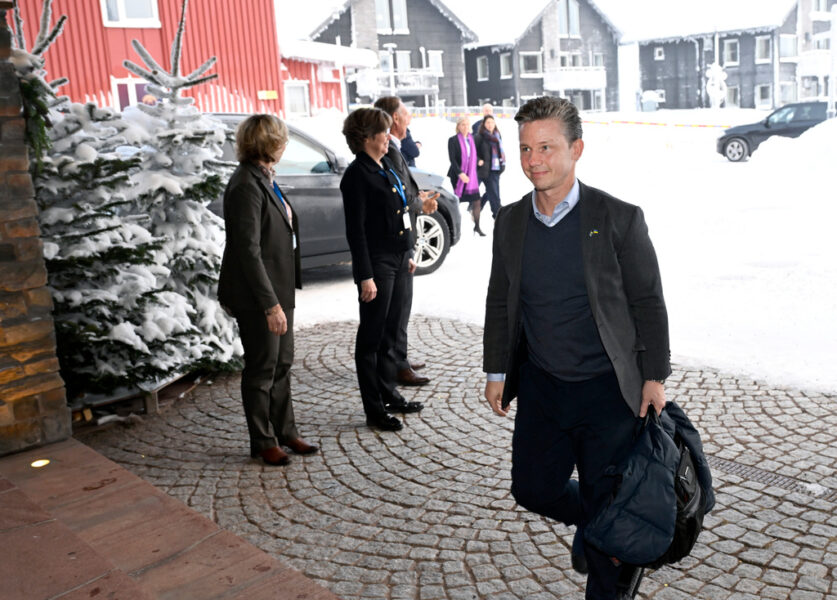 Försvarsminister Pål Jonson (M) anländer till Folk och försvars rikskonferens som inleds i Sälen på söndagen.