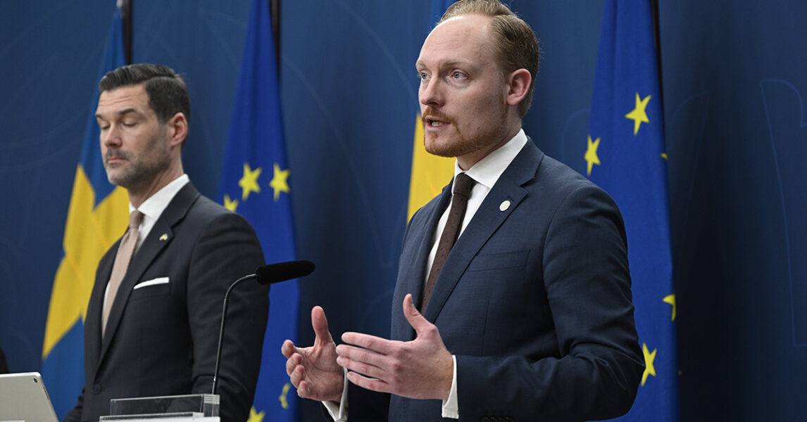 Bistånds- och utrikeshandelsminister Johan Forssell (M) och Aron Emilsson, utrikespolitisk talesperson för SD,  håller pressträff om regeringens så kallade ”reformagenda” för biståndet i december 2023.